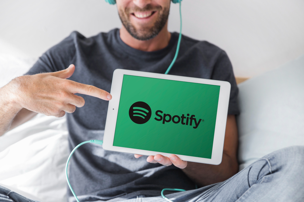 how to mark a playlist for offline sync spotify?